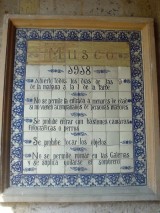 Se suplica quitarse el sombrero